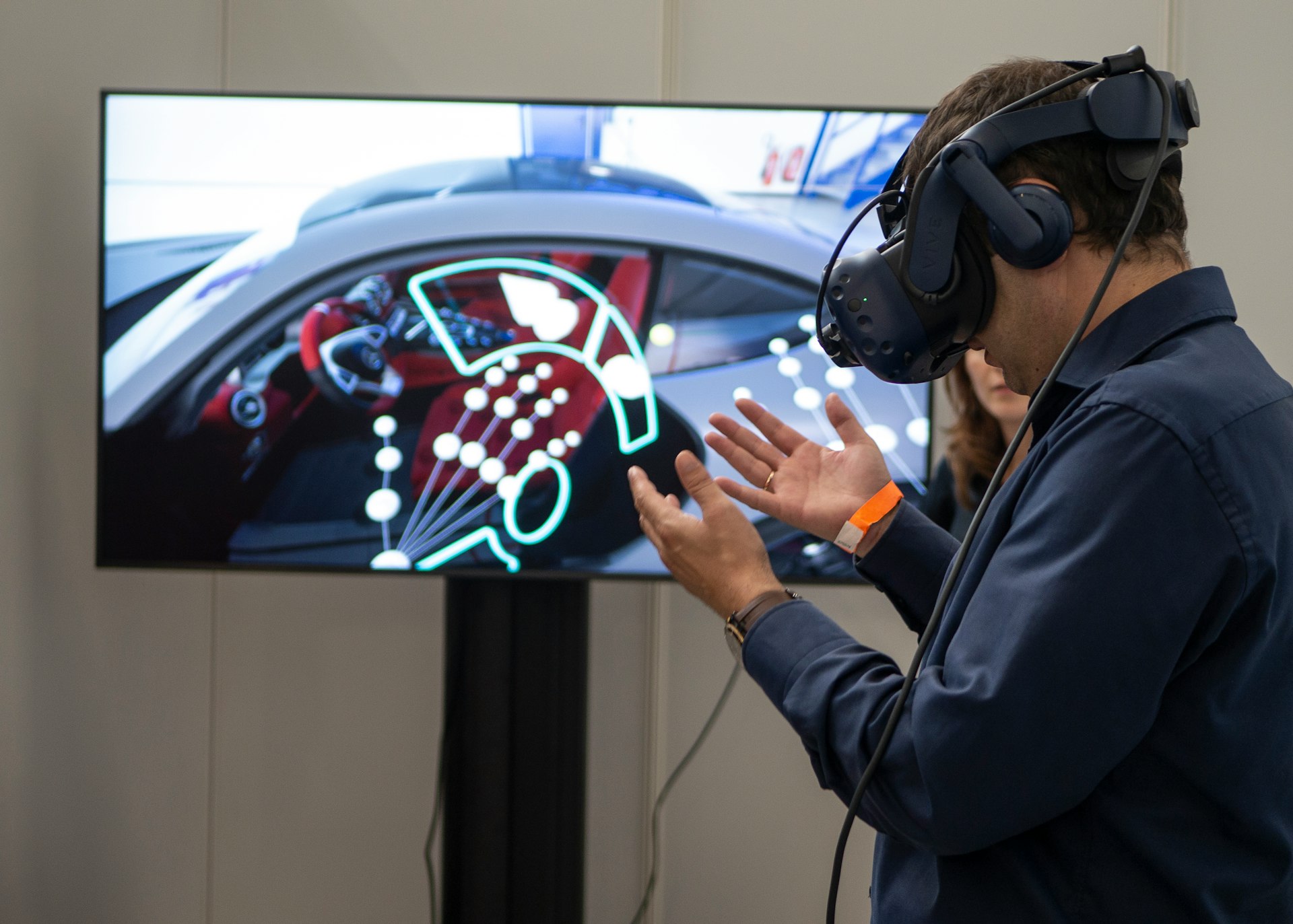 Un hombre usando un dispositivo de realidad virtual
